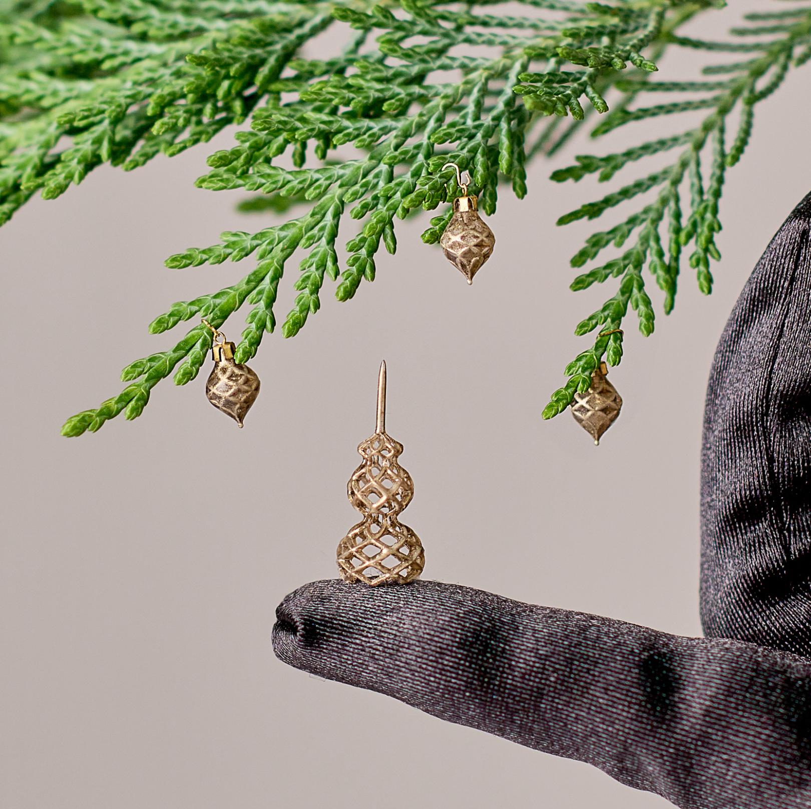 Christmas ornaments set in the box. Sparkling ivory with ageing effect 3 ornaments and treetoper.