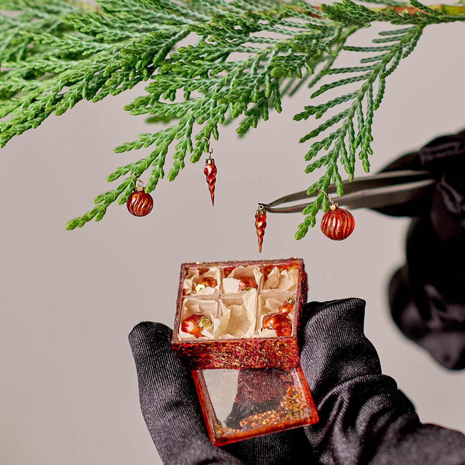 Christmas ornaments set in the box. Ruby red with sparkling efffect 9 ornaments.